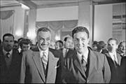 Damals herrschte noch Einigkeit zwischen ihnen: Der algerische Präsident Ahmed Ben Bella und sein Schatzmeister Mohamed Khider, aufgenommen an einer Pressekonferenz in Algier im Jahre 1962. (Bild: Getty)