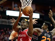 Der Genfer Clint Capela sorgte beim Sieg gegen die Phoenix Suns mit 14 Punkten und 11 Rebounds für ein Double-Double (Bild: KEYSTONE/AP/DAVID J. PHILLIP)