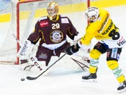 Geneve-Servettes Goalie Robert Mayer muss sich hier gegen Thomas Rüfenacht wehren (Bild: KEYSTONE/LAURENT GILLIERON)
