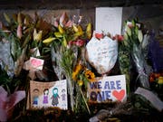 Blumen, Briefe und Zeichnungen erinnern an die Todesopfer des Moschee-Attentats von Christchurch. (Bild: KEYSTONE/AP/VINCENT THIAN)