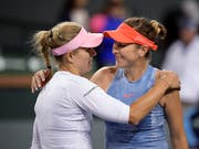 Angelique Kerber (links) beendete die Siegesserie von Belinda Bencic im Halbfinal des Turniers von Indian Wells in 68 Minuten. (Bild: KEYSTONE/AP/MARK J. TERRILL)
