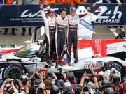 Sébastien Buemi (ganz rechts) feiert mit seinen Teamkollegen Fernando Alonso und Kazuki Nakajima einen weiteren Sieg in der Langstrecken-WM (Bild: KEYSTONE/EPA/EDDY LEMAISTRE)