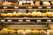 Fünf oder acht Franken für auswärtige Verpflegung? Für die vorläufig aufgenommenen Jugendlichen macht das einen grossen Unterschied. (Bild: Getty)