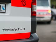 In Zürich hat eine Gruppe von vermummten Personen drei Jugendliche überfallen. Zwei von ihnen wurden geschlagen und bestohlen. (Bild: KEYSTONE/CHRISTIAN BEUTLER)