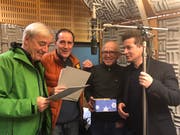 Sie wirkten am Hörspiel mit (von links): Ueli Jäggi, Stefan Kurt, Regisseur Geri Dillier und Autor Arno Camenisch. (Bild: SRF)