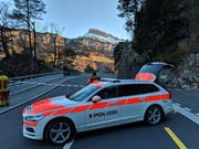 Die Polizei riegelt den Unfallplatz ab. (Bild: Geri Holdener, Bote der Urschweiz)