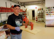 Lars Olsson mit einem Dalapferd.