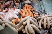 Um bis zu zehn Prozent steigen die Wurstpreise. (Bild: Mareycke Frehner)