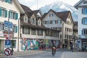 Seit Monaten unverändert: Baugespann und besprayte Wände am Dorfplatz. (Bild: Dominik Wunderli (Stans, 13. März 2019))