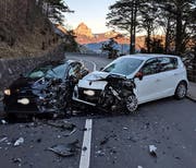 Der schwarze Ford prallte auf der Gegenfahrbahn in den korrekt entgegenkommenen weissen Renault. (Bild: Geri Holdener, Bote der Urschweiz)