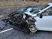 Die beiden demolierten Fahrzeuge. (Bild: Geri Holdener, Bote der Urschweiz)
