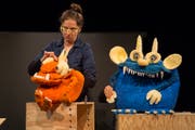Jacqueline Surer und zwei der Monster. (Bild: PD)