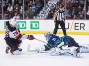 New Jerseys Damon Severson versenkt seinen Penalty gegen Vancouver-Goalie Jacob Markström. (Bild: KEYSTONE/AP The Canadian Press/DARRYL DYCK)