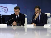 Frankreichs Präsident Emmanuel Macron (Links) mit Innenminster Christophe Castaner bei einem Krisentreffen nach massiver Gewalt bei den jünsten «Gelbwesten»-Protesten. (Bild: KEYSTONE/EPA POOL/CHRISTOPHE PETIT TESSON / POOL)