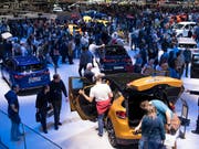 602'000 Personen besuchten den 89. Autosalon in Genf, der am Sonntag zu Ende ging. Dies entspricht einem Rückgang von 9 Prozent im Vergleich zum Vorjahr. Dafür wird der virtuelle Ansturm auf den Anlass immer grösser. (Bild: KEYSTONE/LAURENT GILLIERON)