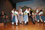 Die Kindertrachtengruppe Engelberg zieht das Publikum mit Tanzen und Singen in seinen Bann. (Bild: Rosmarie Berlinger, Wolfenschiessen, 15. März 2019)