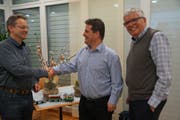 Präsident Daniel Wollenmann heisst Conrad Wagner (li) im Vorstand des Vereins Engelbergbahn willkommen. Rechts der scheidende Vizepräsident Ferdinand Keiser. (Bild: Franz Hess,Stansstad, 14. März 2019)