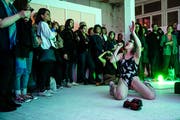 Kunst auch als Selbsttherapie: Daria Blum bei ihrer Performance im Kunstraum an der Neustadtstrasse in Luzern. (Bild: Philipp Schmidli, 16. März 2019)