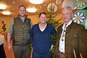 Der scheidende Kassier, Marco Siegrist, die neu gewählte Kassierin, Luzia Schweizer und Präsident Josef Lenherr (von links). (Bild: Adi Lippuner)