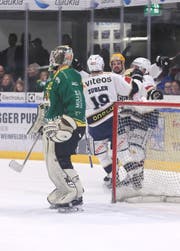 Thurgaus Goalie Janick Schwendener wurde soeben zum 0:4 bezwungen. Schwendener wurde noch im ersten Drittel, nach dem 0:3-Rückstand des HCT, für Nicola Aeberhard eingewechselt. (Bild: Mario Gaccioli)