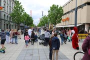 Besucherfrequenzen wie am 1. Mai sind in der Wiler Einkaufsstrasse Obere Bahnhofstrasse selten geworden. Der Vorstand von Wil Shopping ist bestrebt, Massnahmen für einen Gegentrend zu finden. (Bilder: Hans Suter)