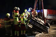 Sicherheitskräfte bergen das Auto des Junglenkers. (Bild: Zuger Polizei, 17. März 2019)