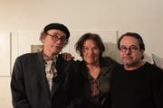 Werner Kaspar Huber (links) zeigt in der Kleingalerie von Willy Müller kolorierte Fotos. Marianne Kuster hielt an der Vernissage die Laudatio. (Bild: Markus Zwyssig, Altdorf, 15. März 2019)