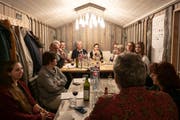 Der Eventwagen diente als überraschend gemütlicher Sitzungsraum für die Hauptversammlung der SP Alttoggenburg. (Bild: Sascha Erni)