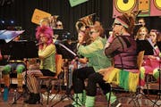 Im Showteil verkleideten sich die Musiker. (Bild: Fynn Wohlgensinger)