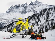 Beim Zusammenstoss zweier Skifahrer in den französischen Alpen ist eine 46-jährige Schwedin ums Leben gekommen. (Bild: KEYSTONE/JEAN-CHRISTOPHE BOTT)