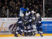 Jubel beim HC La Chaux-de-Fonds - nur ein Sieg fehlt noch zur ersten Finalqualifikation seit zehn Jahren (Bild: KEYSTONE/JEAN-CHRISTOPHE BOTT)