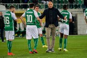 Die Ratlosigkeit nach dem Schlusspfiff ist greifbar: Trainer Peter Zeidler und seine geknickten Spieler. (Bild: Andy Müller/Freshfocus)