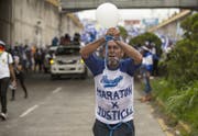 Bereits im vergangenen Sommer gab es Aufstände gegen den Präsident Daniel Ortega. Hier ein Protestant mit zugebundenen Händen und geknebeltem Mund. (Bild: Keystone, 23. Juli 2019)