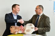 Der frisch gewählte Steckborner Stadtpräsident Roman Pulfer nimmt von seinem Vorgänger Roger Forrer Gratulationen und einen symbolischen Schlüssel entgegen. (Bild: Donato Caspari)