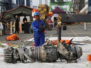 Geborgenes Triebwerk der in Indonesien verunglückten Lion Air-Maschine: laut ersten Auswertungen der Flugschreiber gibt es deutliche Ähnlichkeiten bei den beiden abgestürzten Maschinen vom Typ Boeing 737 MAX 8. (Bild: KEYSTONE/AP/ACHMAD IBRAHIM)