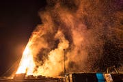 Der brennende Funken liess tatsächlich einen Funkenregen, teils grössere Stücke Richtung Zuschauer fliegen, sodass die Feuerwehr zum Einsatz kam. (Bild: Hanspeter Schiess)