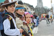 Sind die Gestalten nun lustig oder grausig? Die Blicke dieser Kinder ziehen sie jedenfalls auf sich. (Bilder: Donato Caspari)