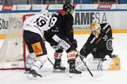 Die Entscheidung am Samstag in der 96. Minute: Brian Flynn (links) erzielt das 5:4 für die Zuger. (Bild: Alessandro Crinari/Keystone (Lugano, 16. März 2019))