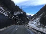 Die Engadinerstrasse ist im Unterengadin zwischen Martina und Vinadi seit einem Felssturz gesperrt, voraussichtlich für mehrere Tage. (Bild: Kantonspolizei Graubünden)
