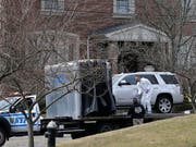 Ermittler vor dem Haus des erschossenen New Yorker Mafiabosses Francesco «Franky Boy» Cali auf Staten Island. (Bild: KEYSTONE/AP/SETH WENIG)