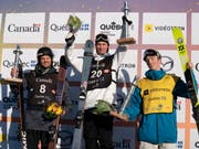 Andri Ragettli (rechts) feiert bei seinem Comeback nicht nur einen Podestplatz, sondern holt sich auch die kleine Kristallkugel im Big Air (Bild: KEYSTONE/AP The Canadian Press/JACQUES BOISSINOT)