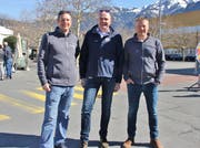 Frohe Gesichter: John Piggen (CEO VDL) flankiert von den beiden Gründern der Evatec; Andreas Wälti, CEO (links) und Marco Padrun. (Bild: Hans Hidber)