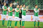 Die Spieler des FC St.Gallen bedanken (und entschuldigen?) sich nach dem Spiel beim eigenen Anhang. (Bild: Urs Bucher)