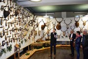 OK-Präsident Michael Planzer führte die Besucher durch die Ausstellung. (Bild: Georg Epp, Altdorf, 15. März 2019)