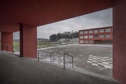 Aussenaufnahme des Schulhauses Erlen in Emmen, das erweitert werden soll. (Bild: (Pius Amrein, 22. Februar 2018)
