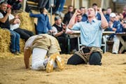 Pirmin Reichmuth (rechts) jubelt, Schlussganggegner Werner Suppiger hadert mit der Niederlage. Bild: Philipp Schmidli (Sarnen, 19. März 2019)