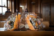 Blumen zur Gratulation: Das Engagement des Gewerbevereins und der Parteiunabhängigen kommt in Herisau gut an. (Bild: Benjamin Manser)