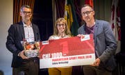Stellvertretend für ihren Sohn Lukas nimmt Mutter Gaby Britschgi von Hanu Fehr und Fabrizio Hugentobler den ersten Frauenfelder Sportpreis entgegen. (Bild: Andrea Stalder)