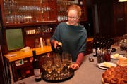 Julia Leijola schenkt den ersten Weisswein der Weinbaugenossenschaft Lichtensteig ein. (Bild: Martin Knoepfel)