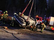 Bei einem Unfall in Menzingen im Kanton Zug wurde eine junge Frau eingeklemmt und lebensgefährlich verletzt. (Bild: Zuger Strafverfolgungsbehörden)